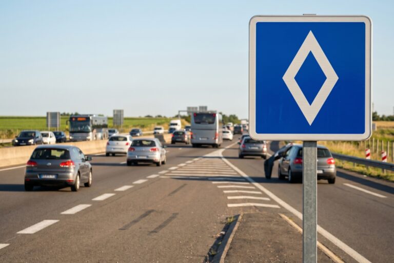 Que signifie le panneau bleu avec un losange blanc