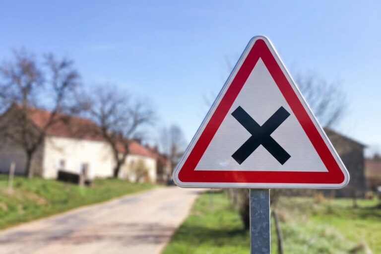 Que signifie le panneau croix noire et triangle rouge
