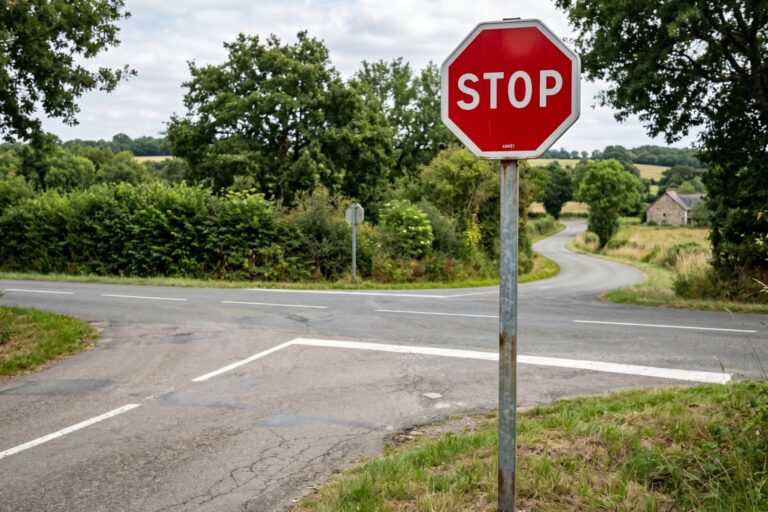 Quels sont les 4 types de panneaux de signalisation