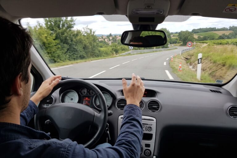 Quand je lâche le volant la voiture tire à droite