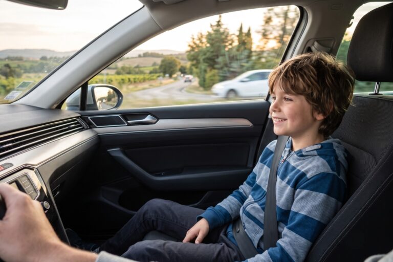 Quand un enfant peut aller devant en voiture
